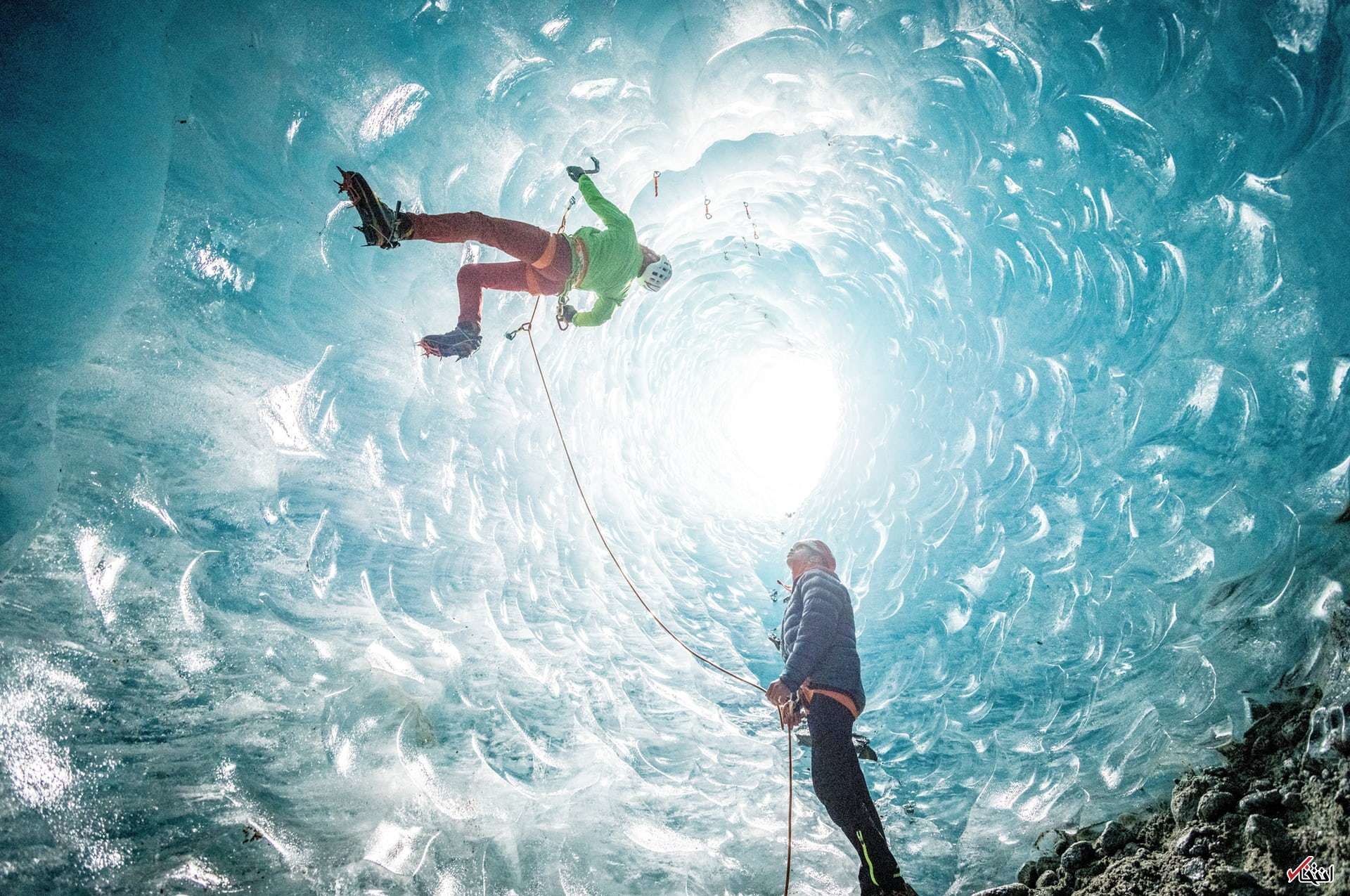 صعود کوهنوردان به یک غار یخی (عکس)