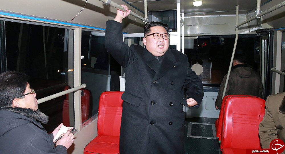 وقتی رهبر کره شمالی اتوبوس برقی سوار می‌شود (عکس)