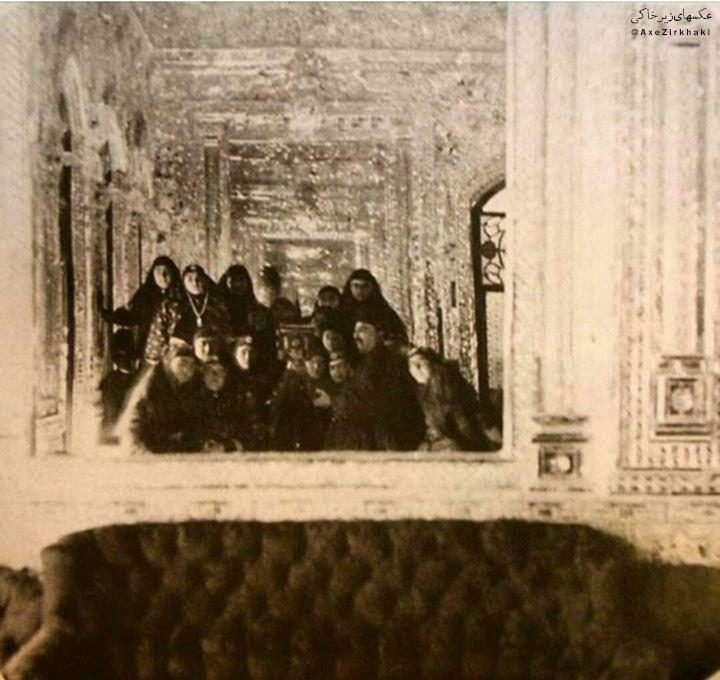 اولین سلفی تاریخ ایران؛ ناصرالدین شاه با عیالهایش! (عکس)