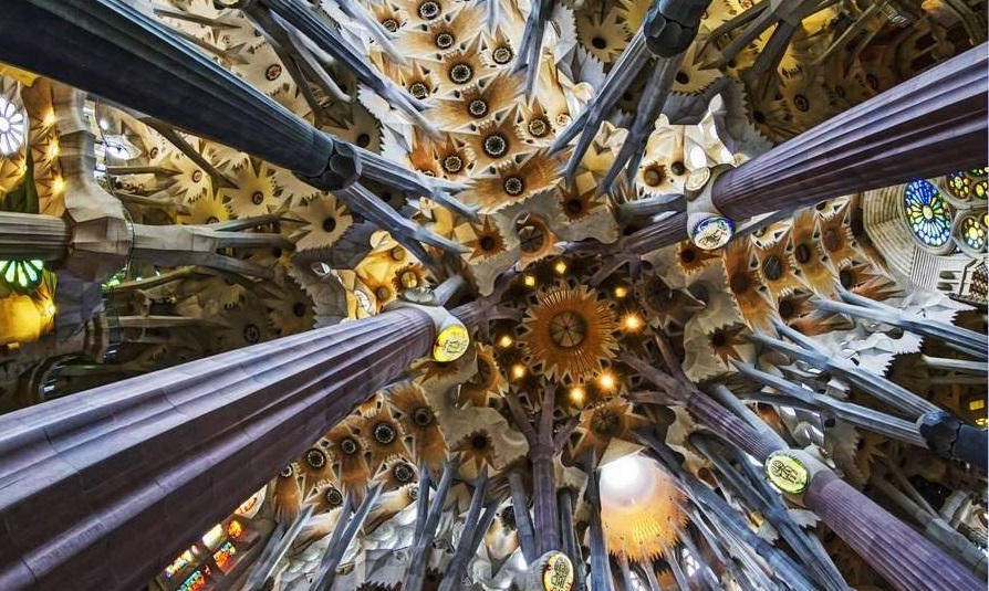 معماری جالب کلیسایی در بارسلونا (+عکس)