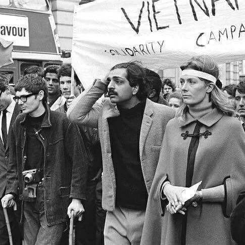 استیون هاوکینگ در تظاهرات ضد جنگ ویتنام (عکس)