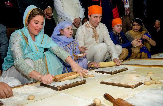 خانواده نخست وزیر کانادا در حال پخت نان هندی! (عکس)
