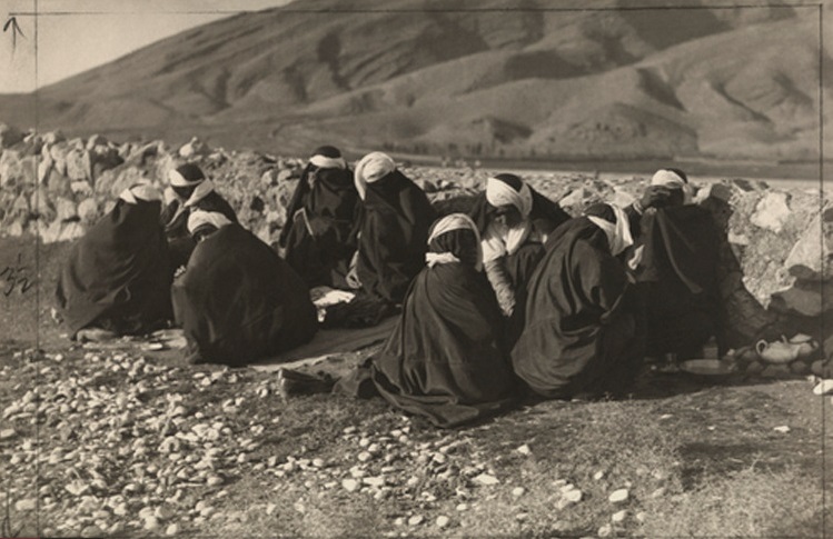چای پارتی زنان قاجار در فضای باز (عکس)