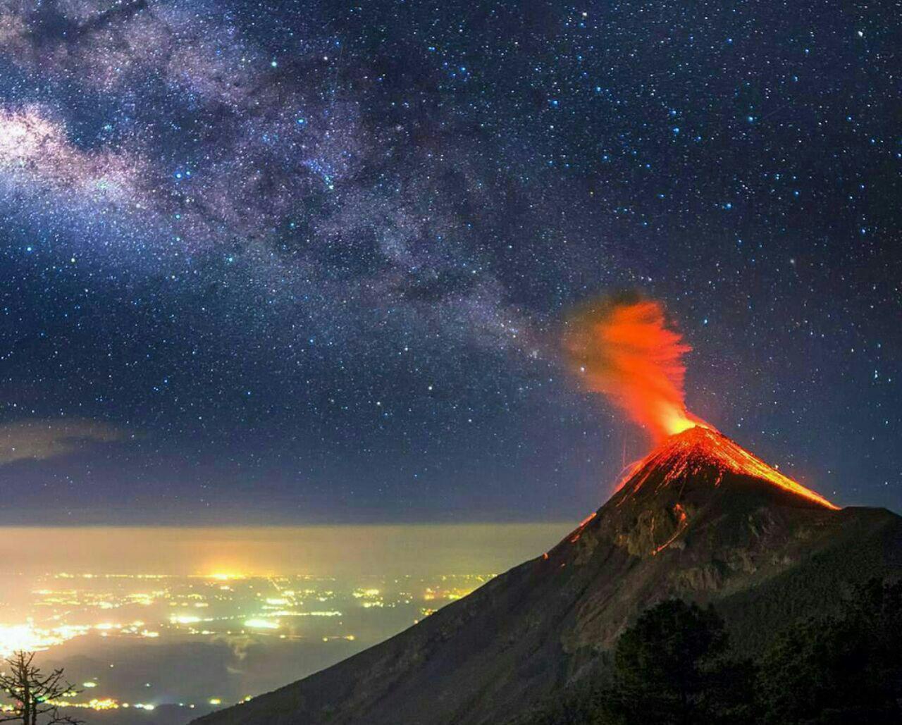 ترکیب فوران آتشفشان و شکوه کهکشان راه شیری (عکس)