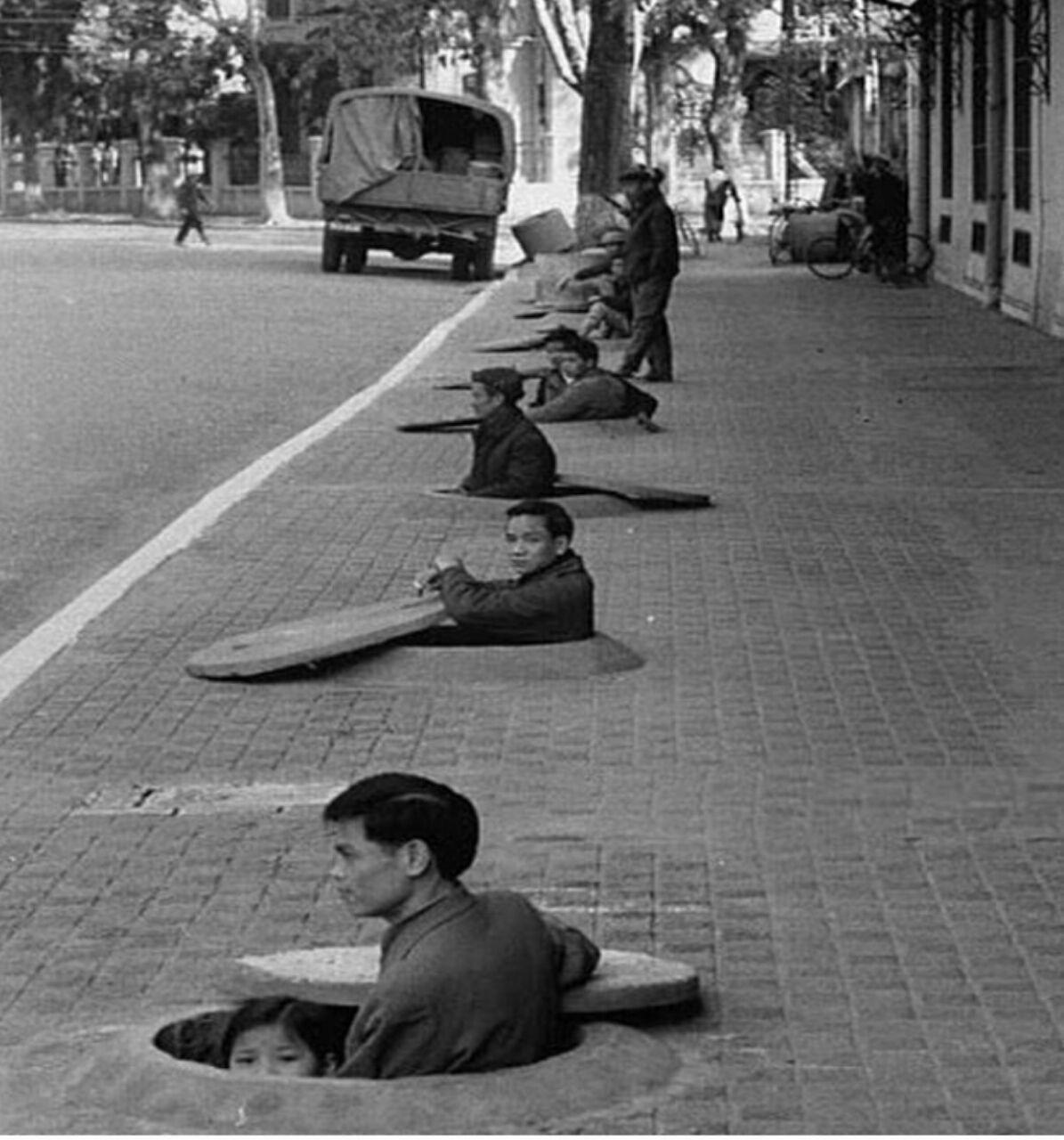 نحوه پناه گرفتن مردم ویتنام هنگام حمله آمریکا (عکس)