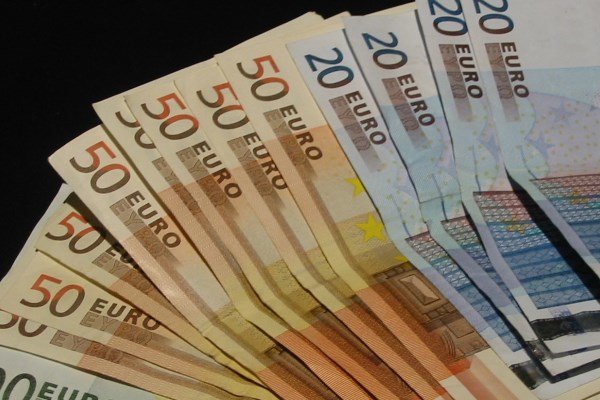 ارزش یورو به بالاترین رقم یک هفته اخیر رسید