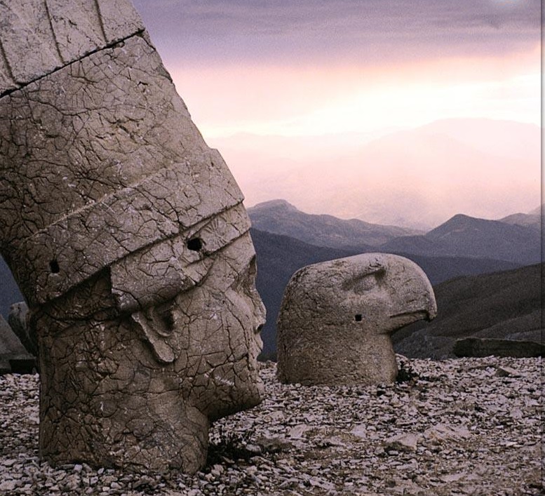مجسمه‌های غول‌پیکر در کوه نمرود ترکیه