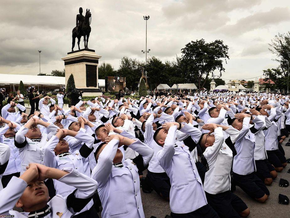 ادای احترام دانش‌آموزان به پادشاه تایلند (عکس)