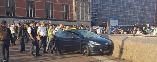 حمله یک خودرو به مردم در پایتخت هلند (عکس)