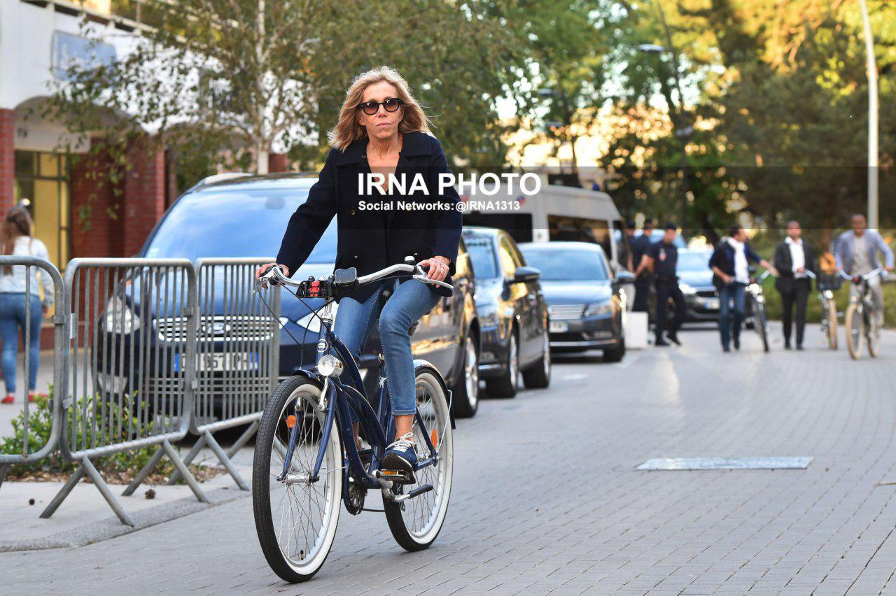 دوچرخه سواری جوانترین رئیس جمهور تاریخ فرانسه (عکس)