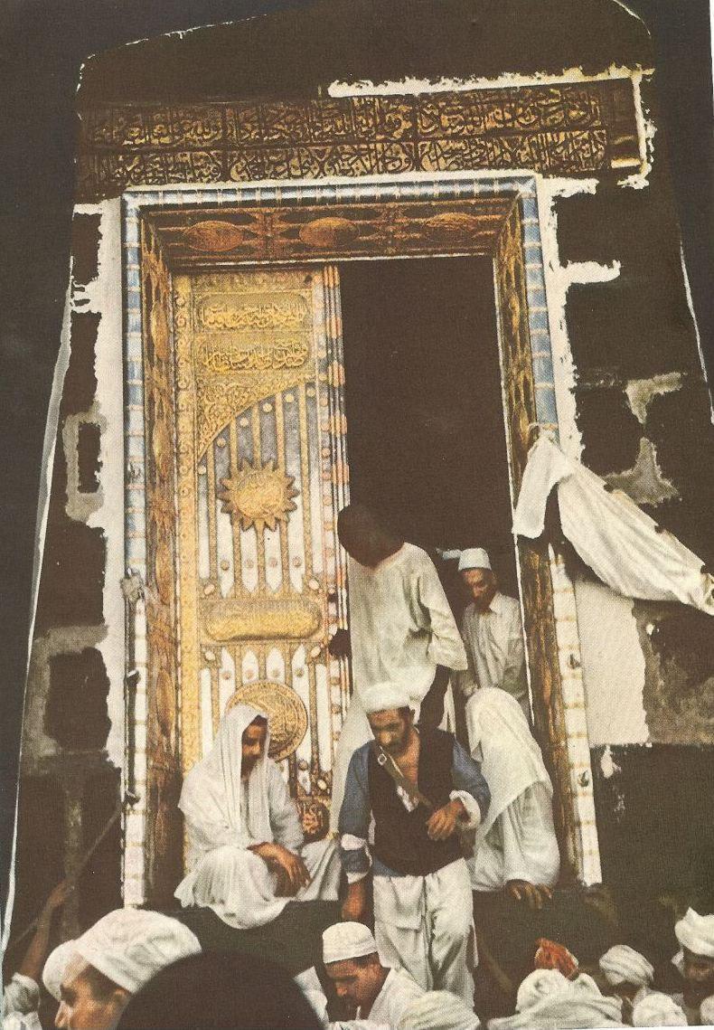 تصویری از درب کعبه در حدود 64 سال قبل