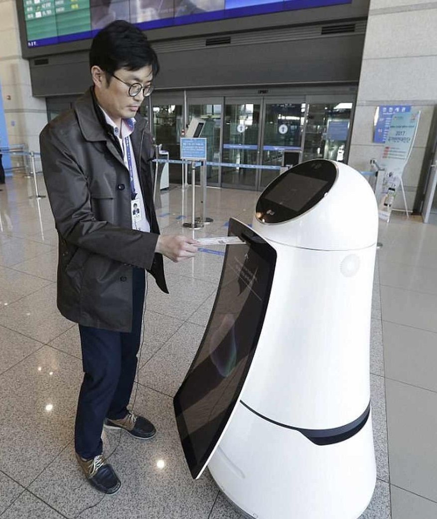رباتی که در فرودگاه به استقبال مسافران می آید! (+عکس)