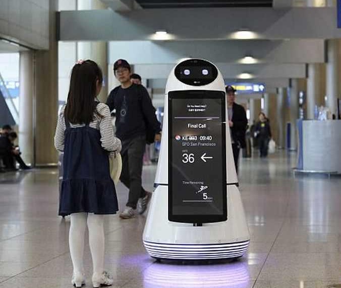 رباتی که در فرودگاه به استقبال مسافران می آید! (+عکس)
