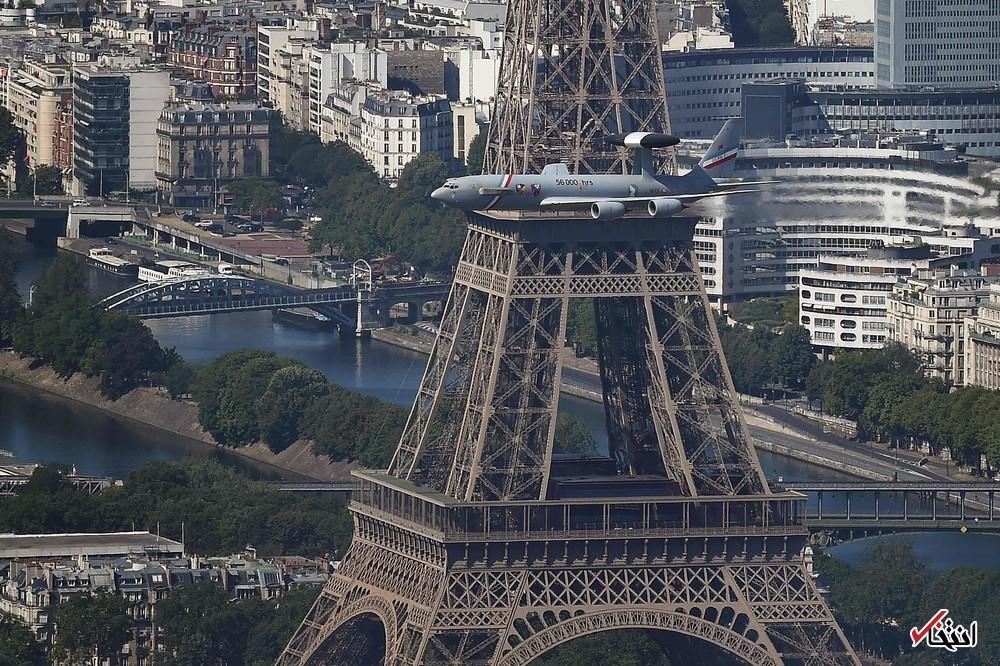 لحظه عبور یک هواپیما از مقابل برج ایفل در پاریس