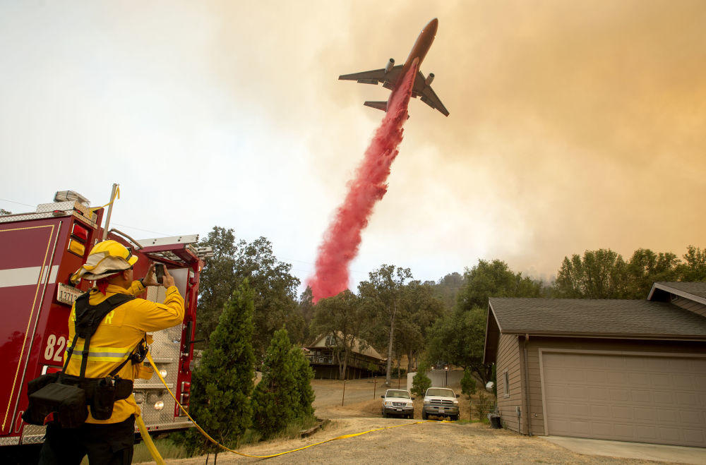 تلاش برای مهار آتش در جنگل های کالیفرنیا (عکس)