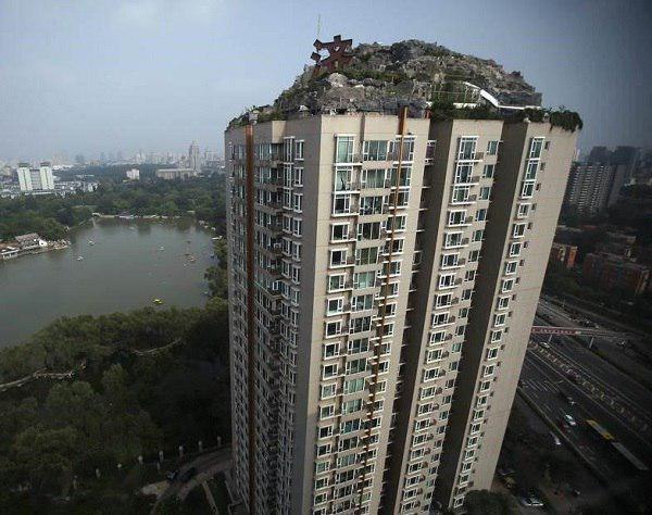 ساخت کوه روی پشت بام یک برج 26 طبقه در چین! (عکس)