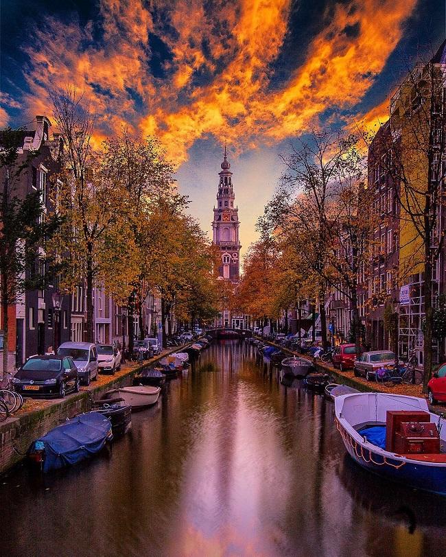نمایی زیبا از غروب خورشید در آمستردام هلند