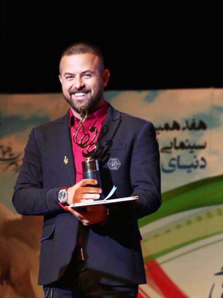 چهره خندان هومن سیدی بعد از دریافت جایزه اش در جشن حافظ (عکس)