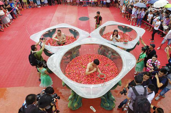 مسابقه‌ای عجیب سوزش آور در چین(+عکس)