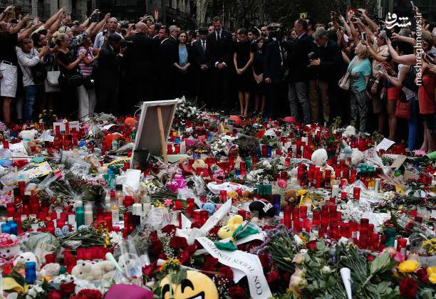 احترام مردم بارسلونا به قربانیان حادثه تروریستی (+عکس)