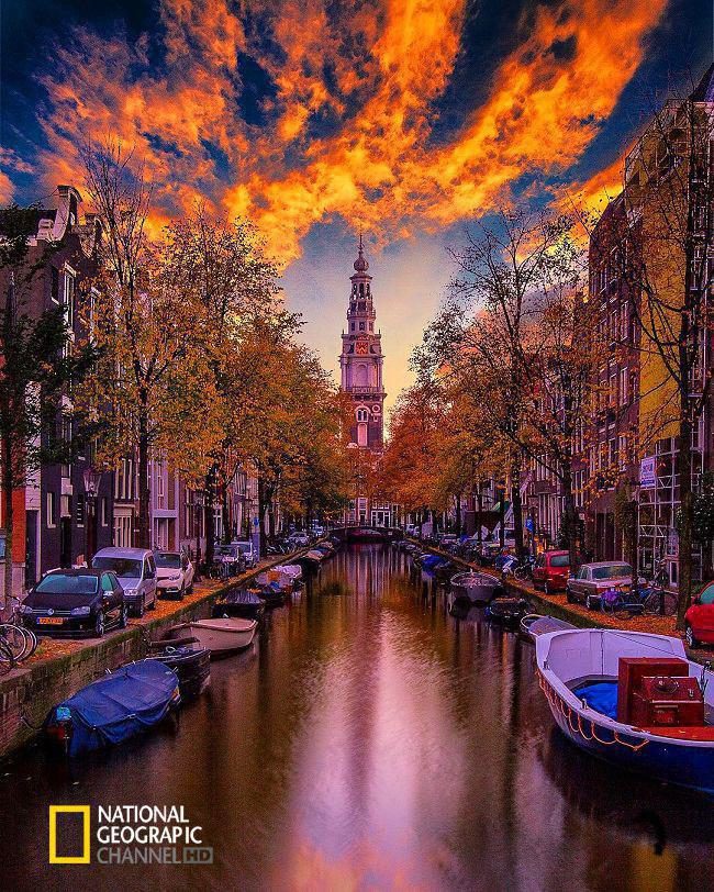 نمایی زیبا از غروب خورشید در آمستردام هلند.