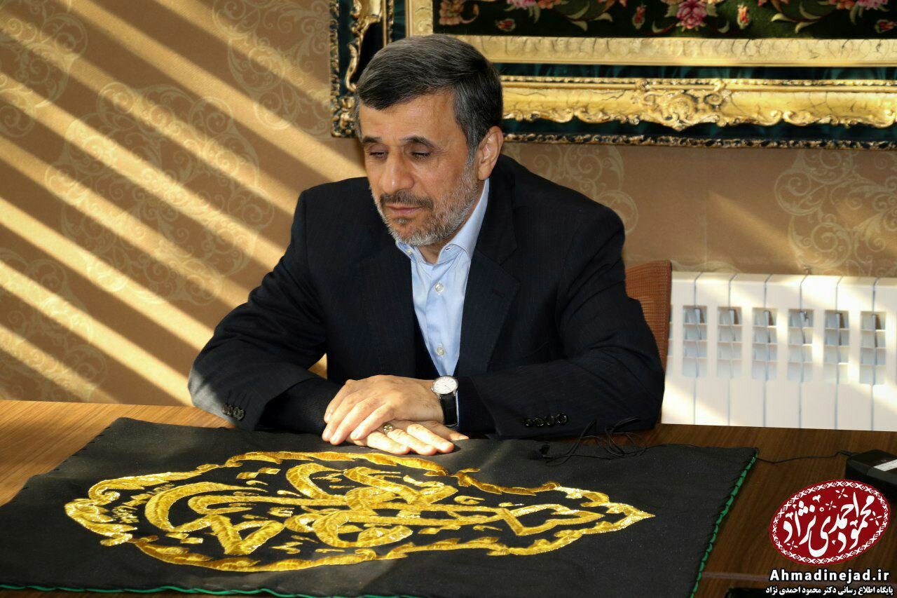 اهدای قطعه ای از پرده کعبه به دکتر احمدی نژاد (عکس)