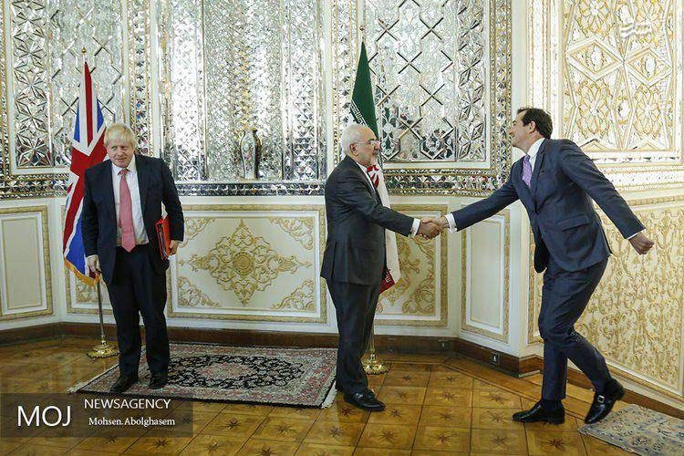 نحوه دست دادن عجیب دیپلمات انگلیسی با ظریف (عکس)