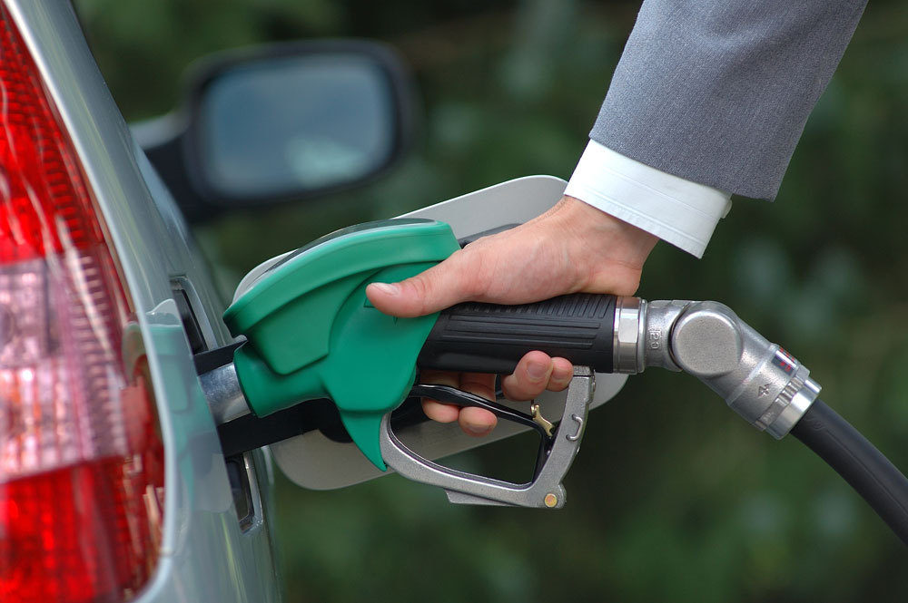 مقام آگاه: گرانی بنزین و گازوئیل در دولت تصویب شد