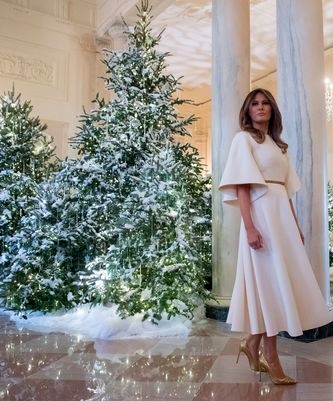 لباس کریسمس همسر ترامپ سوژه رسانه‌ها شد(+عکس)