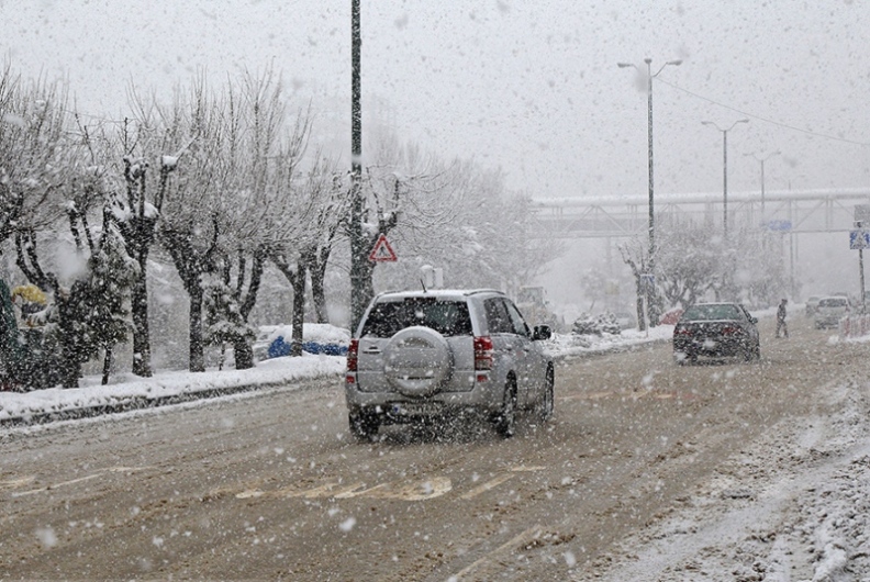 بارش برف و کاهش دید در جاده‌ها