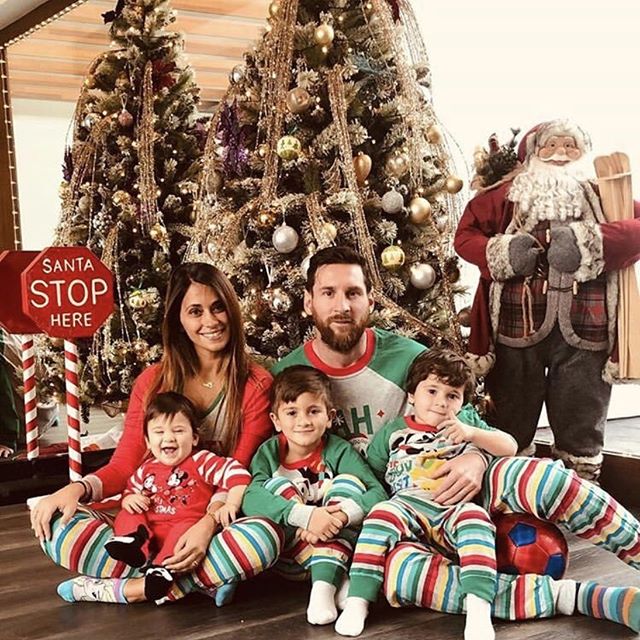 عکس خانوادگی لیونل مسی در شب کریسمس
