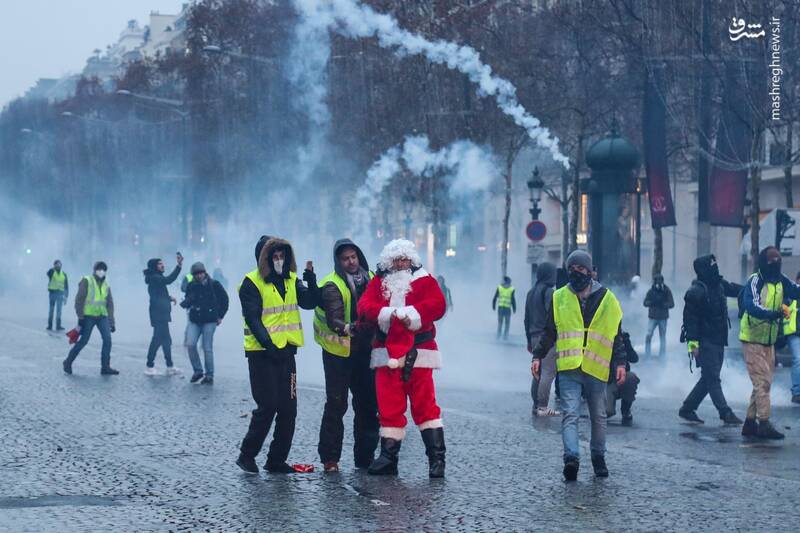 یک بابانوئل بین معترضان جلیقه زرد فرانسه (عکس)