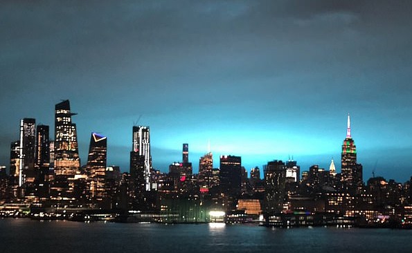 شب نیویورک به ناگهان آبی و نورانی شد (+عکس)
