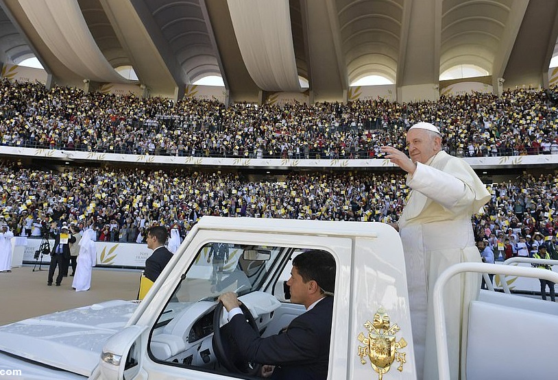 آیین عشای ربانی با حضور پاپ در ورزشگاه امارات (+عکس)