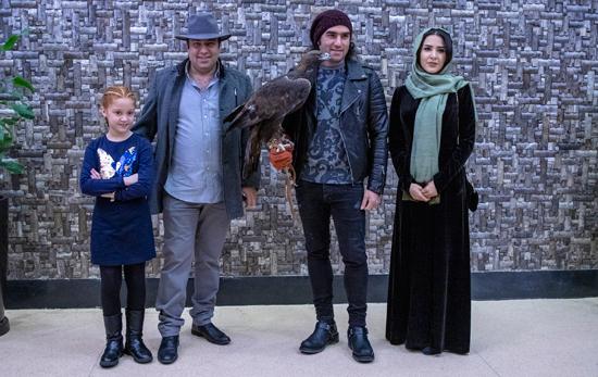 حضور رضا یزدانی با عقاب در اکران یک فیلم (+عکس)