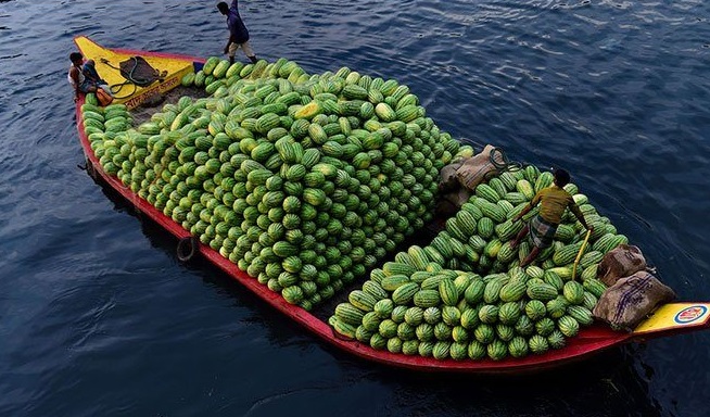 بازار شناور هندوانه! (عکس)