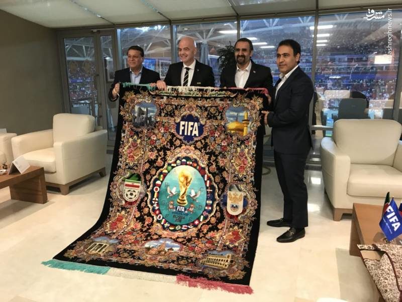 اهدای فرش ویژه ایرانی به رئیس فیفا توسط مهدوی کیا (+عکس)