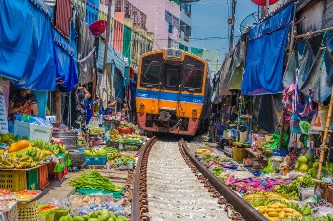 عبور ریل قطار از میان بازار دستفروش‌ها در تایلند (عکس)