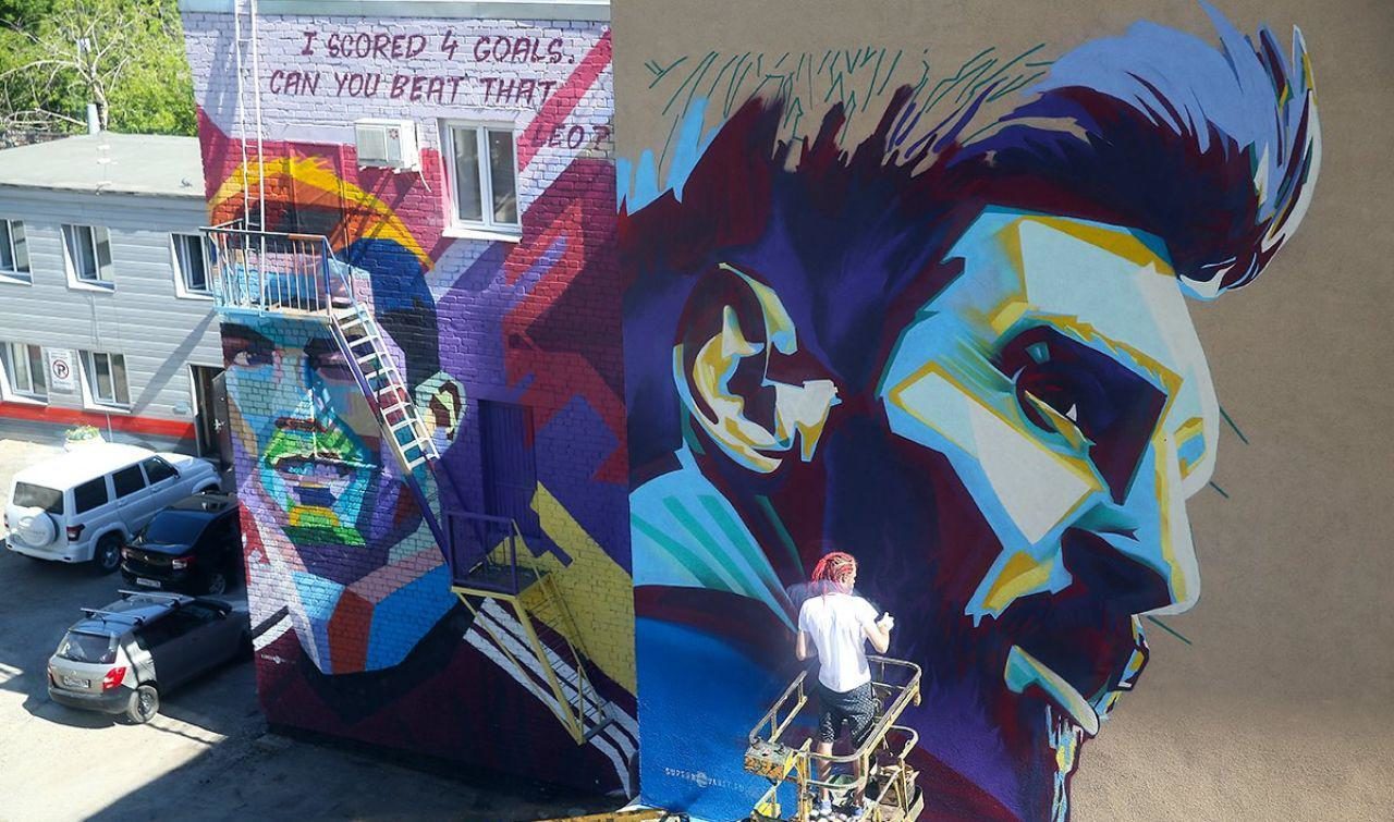 نقاشی مسی و رونالدو در خیابان‌های کازان (عکس)
