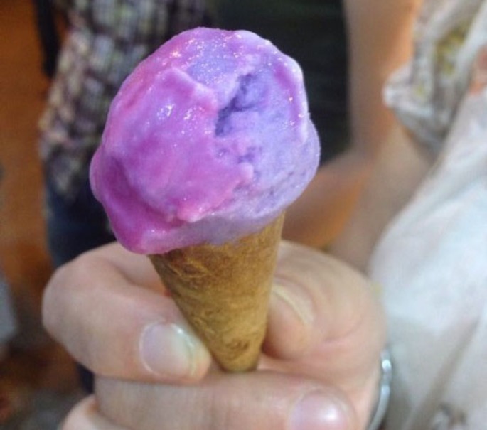 بستنی که به هنگام خوردن تغییر رنگ می‌دهد (+عکس)