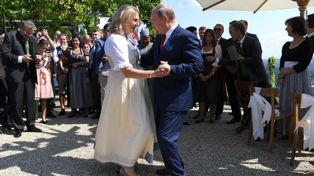 رقص و آواز پوتین در مراسم ازدواج وزیر خارجه اتریش (+عکس)