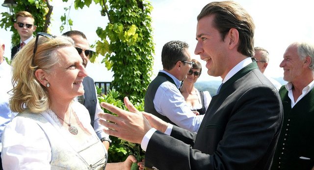 رقص و آواز پوتین در مراسم ازدواج وزیر خارجه اتریش (+عکس)