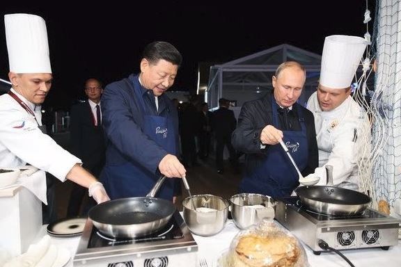 پوتین و رئیس جمهور چین در حال پختن پنکیک (عکس)