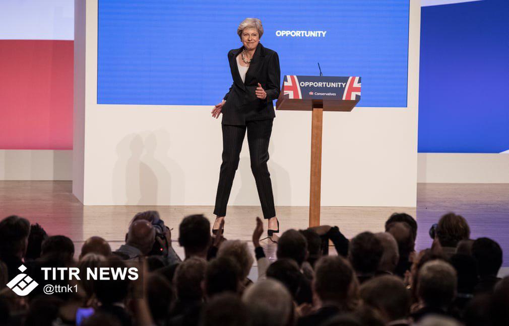 حرکات مضحک نخست‌وزیر بریتانیا روی صحنه سخنرانی (عکس)