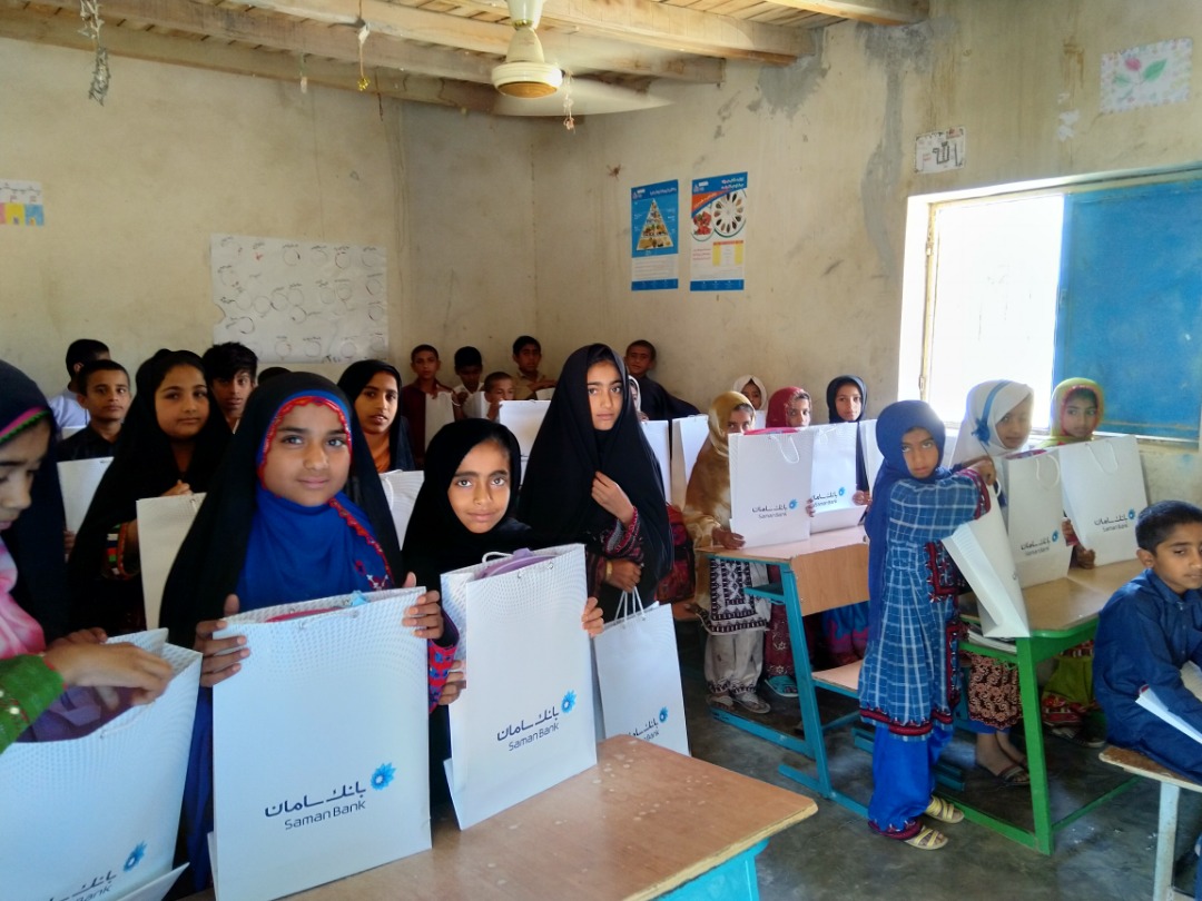 توزیع هدایا میان دانش‌آموزان مناطق محروم چابهار