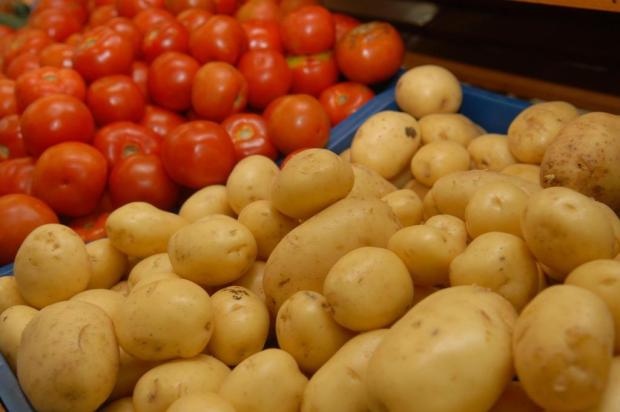کاهش 60 درصدی قیمت سیب زمینی و گوجه فرنگی در بازار