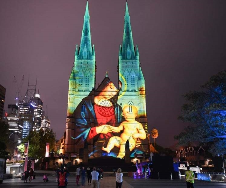 نمایش تصویری از مریم مقدس بر روی کلیسا در استرالیا