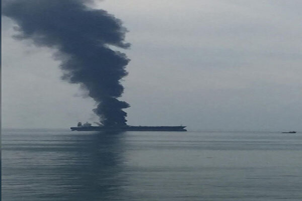چه خبر از آتش سوزی نفتکش در سواحل شارجه امارات؟