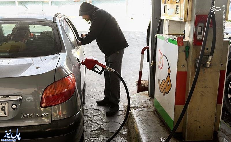 مقررات جدید در پمپ بنزین‌ها / توزیع دستکش یکبار مصرف