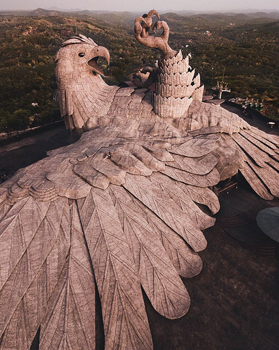 بزرگ‌ترین مجسمه جهان به شکل پرنده در هند (+عکس)